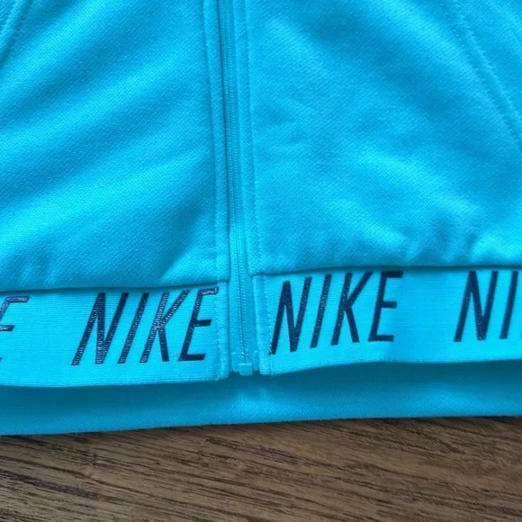 Teal short sleeve Nike sweatshirt with hood. Front pockets. - Picture 2 of 3
